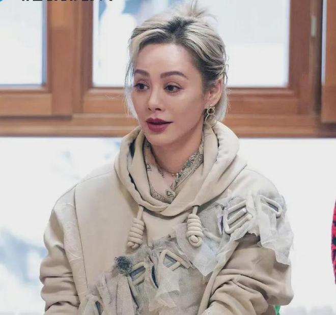 宁静潮牌价格引热议！最便宜一双袜子59块，多个商品销售量为零