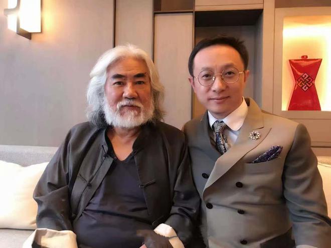 74岁张纪中现身太白山参观别墅，满面笑容状态好，网红捯饬哥接待