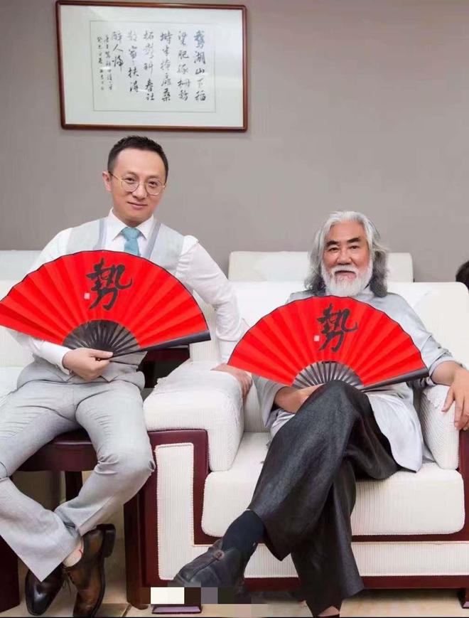 74岁张纪中现身太白山参观别墅，满面笑容状态好，网红捯饬哥接待