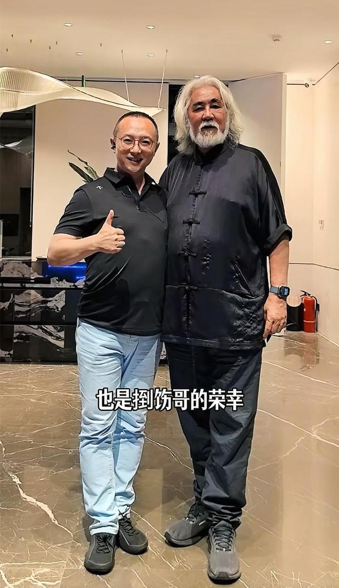 74岁张纪中现身太白山参观别墅，满面笑容状态好，网红捯饬哥接待