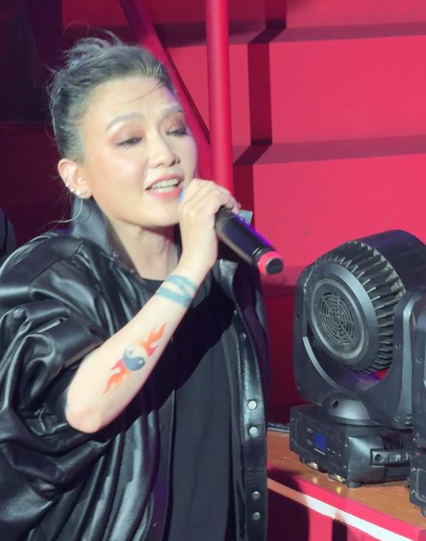 47岁范晓萱露面，胖了一圈，演唱《我要我们在一起》缅怀大S
