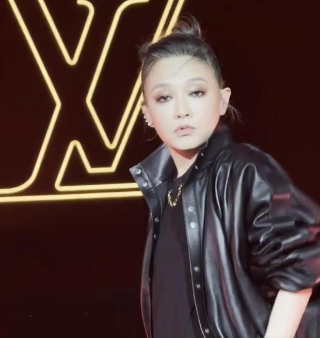 47岁范晓萱露面，胖了一圈，演唱《我要我们在一起》缅怀大S