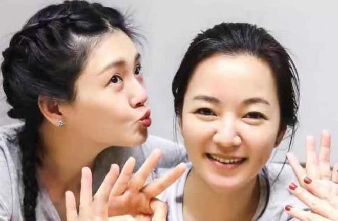 47岁范晓萱露面，胖了一圈，演唱《我要我们在一起》缅怀大S