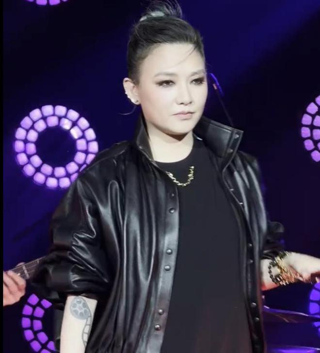 47岁范晓萱露面，胖了一圈，演唱《我要我们在一起》缅怀大S