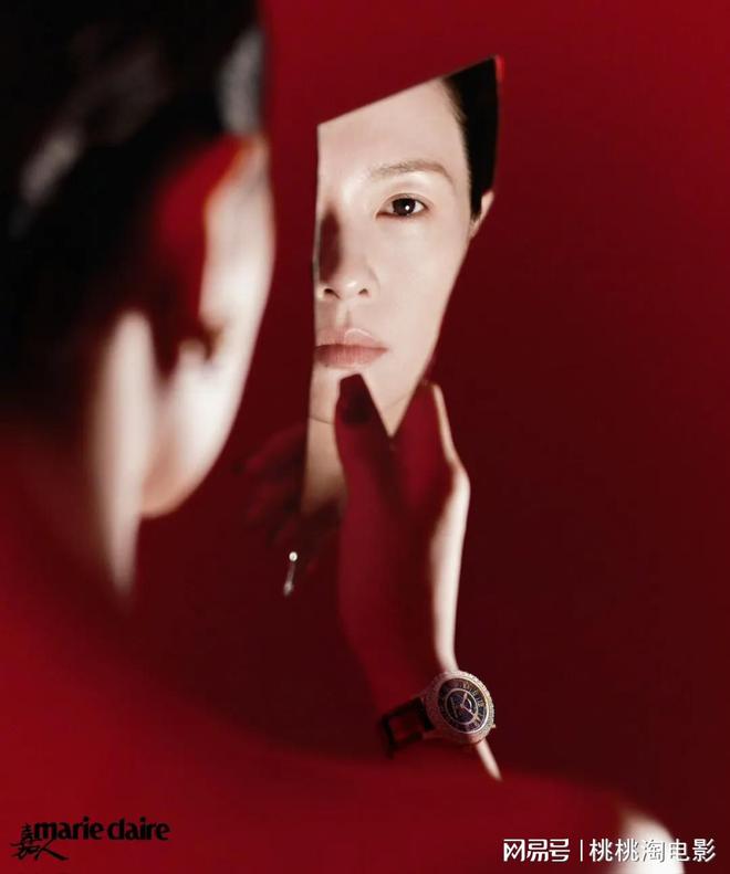 影后章子怡《嘉人》封面大片，化身浴血新娘明艳亮相气场凌厉
