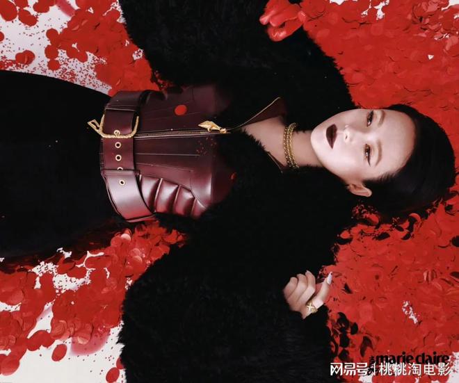 影后章子怡《嘉人》封面大片，化身浴血新娘明艳亮相气场凌厉