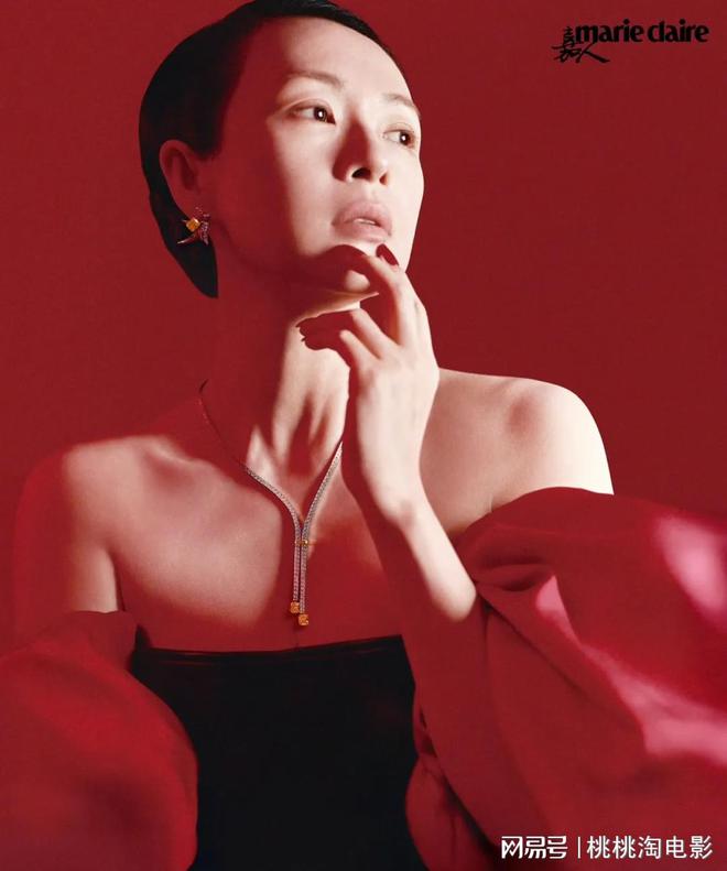 影后章子怡《嘉人》封面大片，化身浴血新娘明艳亮相气场凌厉