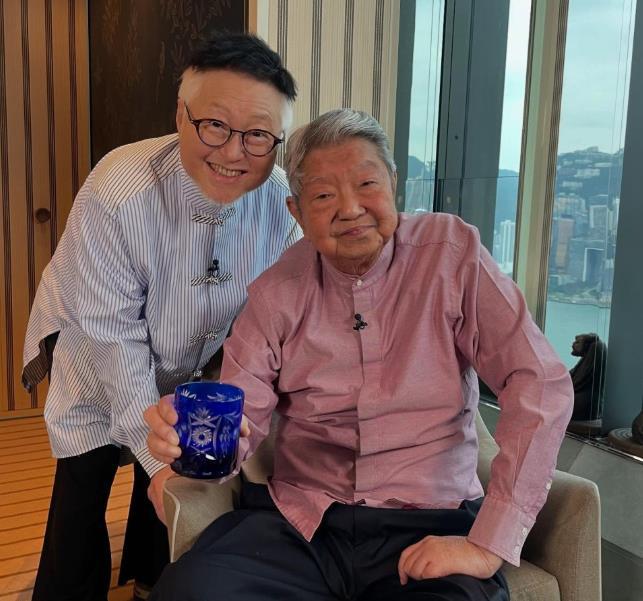 蔡澜最后露面照曝光：脸部和脚已经浮肿，在公寓里和朋友见面