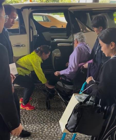 蔡澜最后露面照曝光：脸部和脚已经浮肿，在公寓里和朋友见面