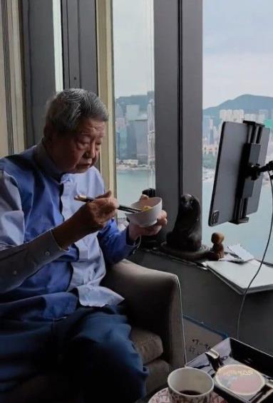 蔡澜最后露面照曝光：脸部和脚已经浮肿，在公寓里和朋友见面