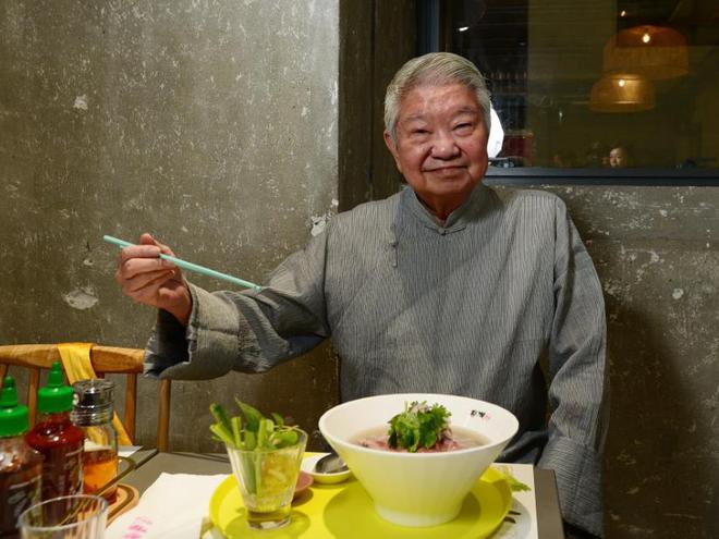 蔡澜最后露面照曝光：脸部和脚已经浮肿，在公寓里和朋友见面