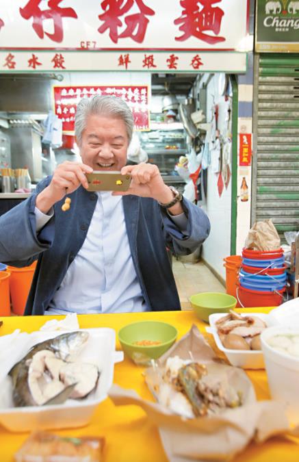 蔡澜最后露面照曝光：脸部和脚已经浮肿，在公寓里和朋友见面