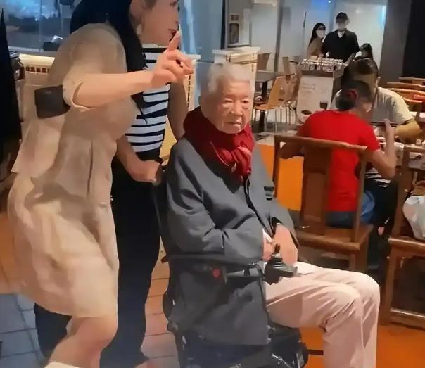 蔡澜离世，享年83岁，生前最后露面照显憔悴，遗体已火化完毕