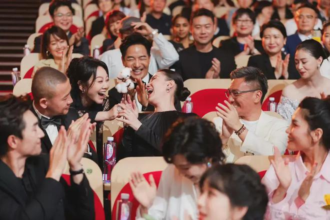32岁杨紫和53岁吴越同框，一个流量脸一个演员脸，细节显出差别