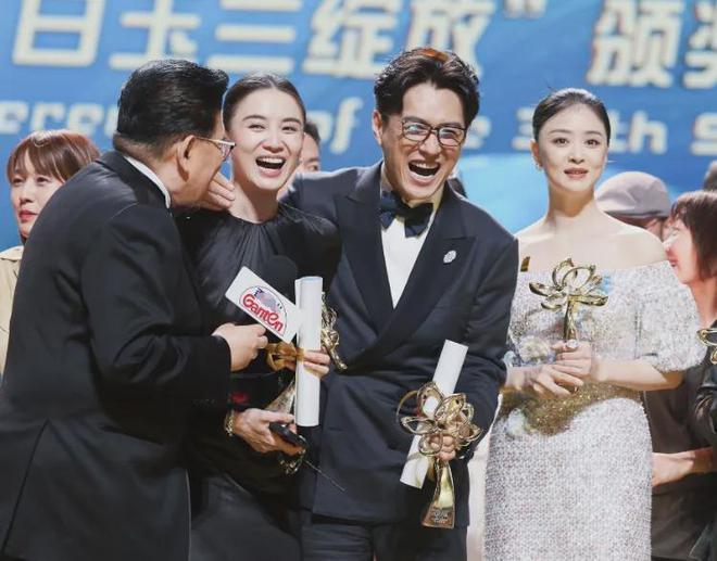 关晓彤分手之后状态好转，不再泡吧喝酒人都消肿了，鹿晗追不上了