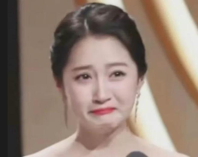关晓彤分手之后状态好转，不再泡吧喝酒人都消肿了，鹿晗追不上了
