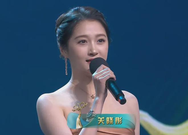 关晓彤分手之后状态好转，不再泡吧喝酒人都消肿了，鹿晗追不上了