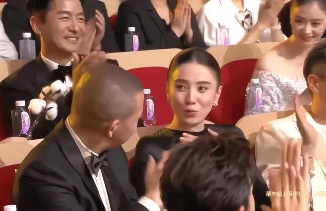 宋佳得白玉兰奖，闫妮送棉花庆贺？女演员惺惺相惜，好暖啊！