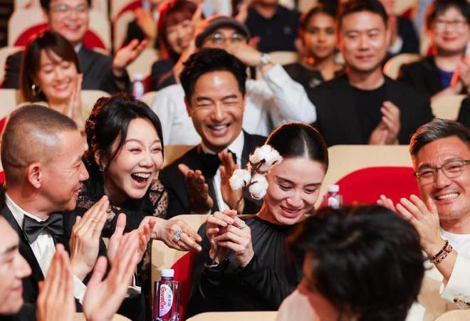 宋佳得白玉兰奖，闫妮送棉花庆贺？女演员惺惺相惜，好暖啊！