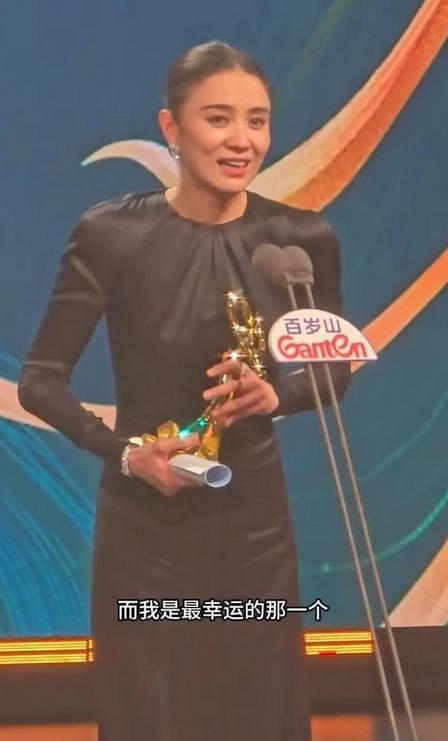 宋佳得白玉兰奖，闫妮送棉花庆贺？女演员惺惺相惜，好暖啊！