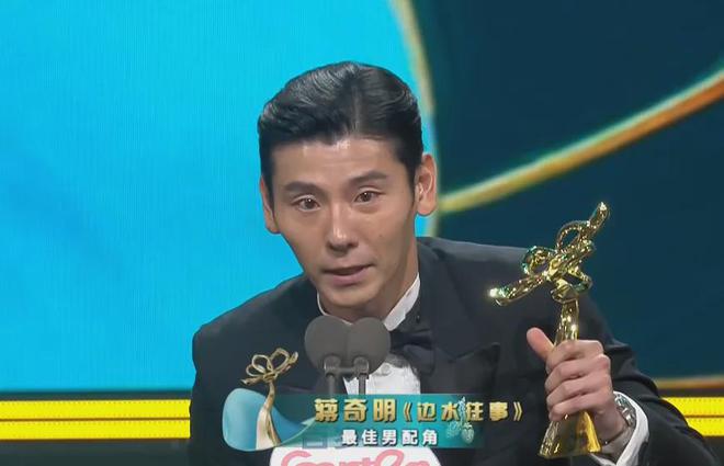 白玉兰奖颁奖礼名场面！杨紫陪跑笑不出来，宋佳关晓彤现场落泪