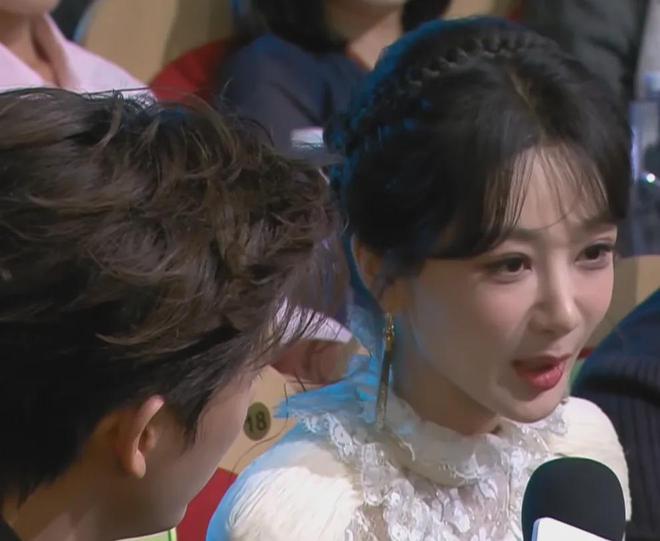 白玉兰奖颁奖礼名场面！杨紫陪跑笑不出来，宋佳关晓彤现场落泪