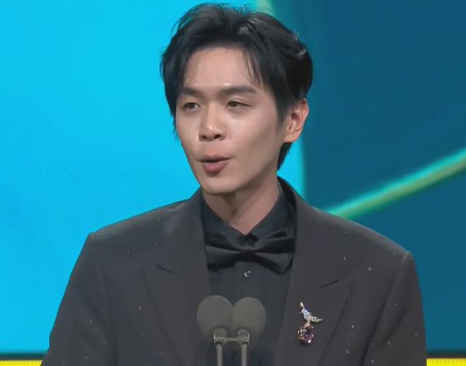 白玉兰奖颁奖礼名场面！杨紫陪跑笑不出来，宋佳关晓彤现场落泪