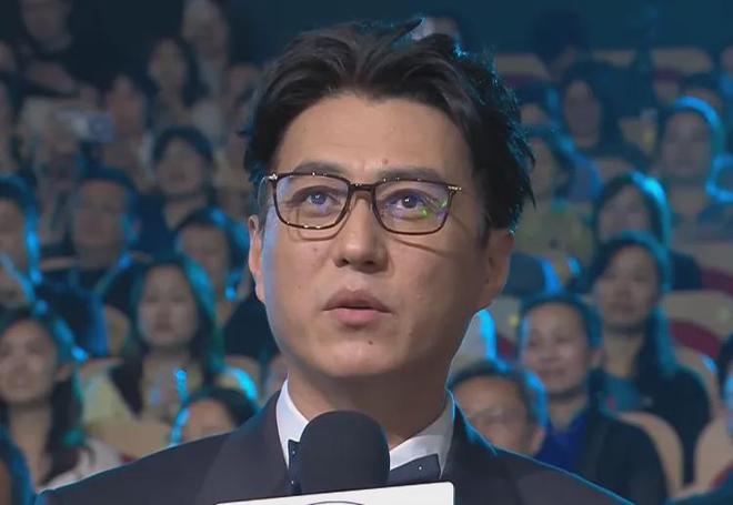 白玉兰奖颁奖礼名场面！杨紫陪跑笑不出来，宋佳关晓彤现场落泪