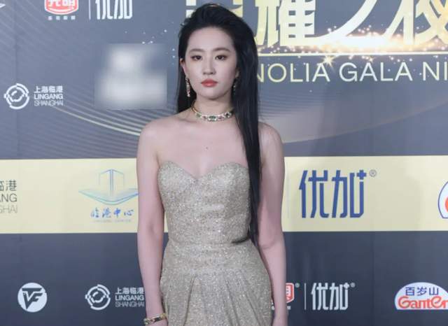 刘亦菲缺席白玉兰惹争议，被曝得知不会获奖后离开，被批格局太小