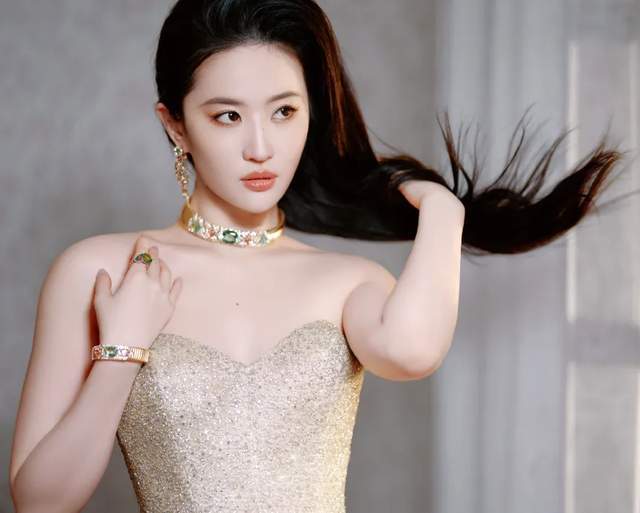 刘亦菲缺席白玉兰惹争议，被曝得知不会获奖后离开，被批格局太小