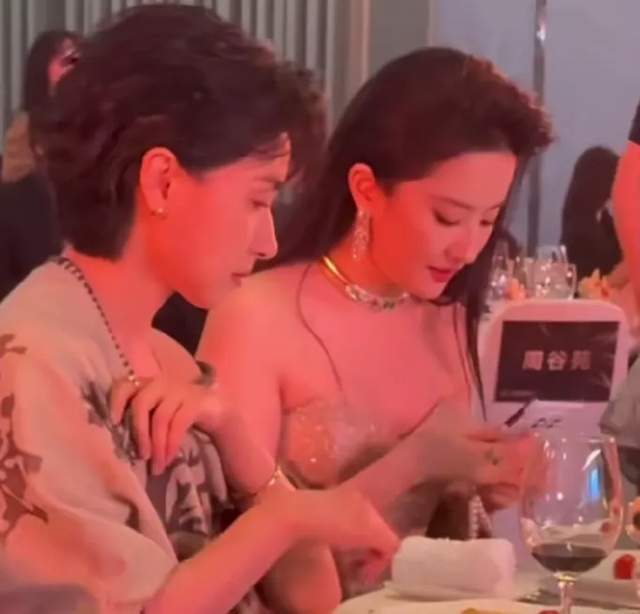 刘亦菲缺席白玉兰惹争议，被曝得知不会获奖后离开，被批格局太小