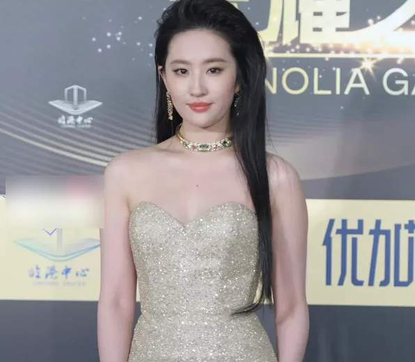 刘亦菲缺席白玉兰惹争议，被曝得知不会获奖后离开，被批格局太小