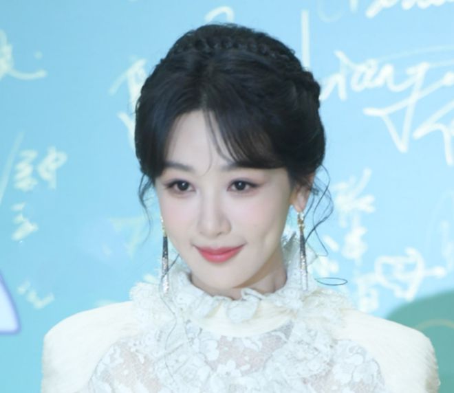 白玉兰奖红毯生图太精彩，无滤镜暴露明星真实状态，杨紫妆太浓了
