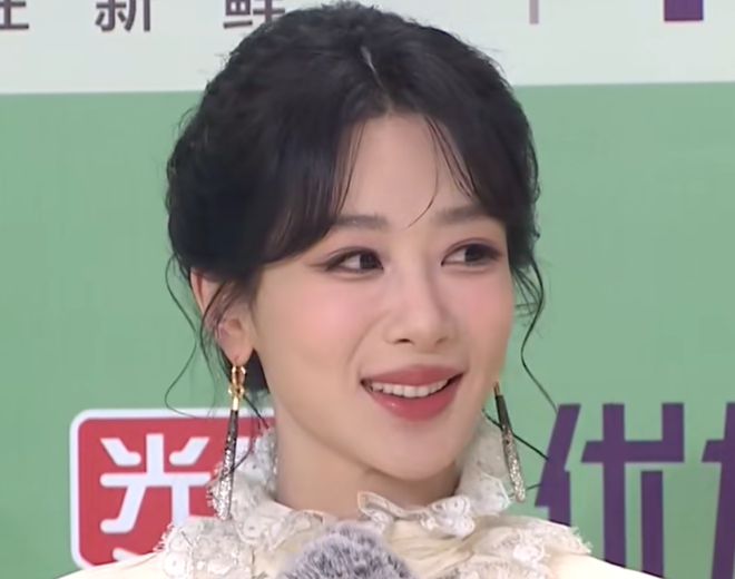 白玉兰奖红毯生图太精彩，无滤镜暴露明星真实状态，杨紫妆太浓了
