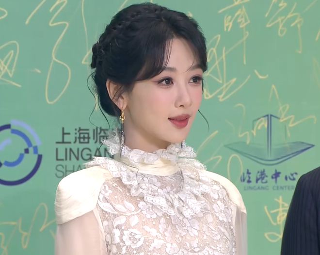 白玉兰奖红毯生图太精彩，无滤镜暴露明星真实状态，杨紫妆太浓了