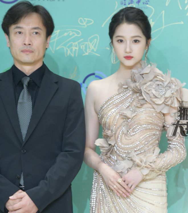 白玉兰奖红毯生图太精彩，无滤镜暴露明星真实状态，杨紫妆太浓了