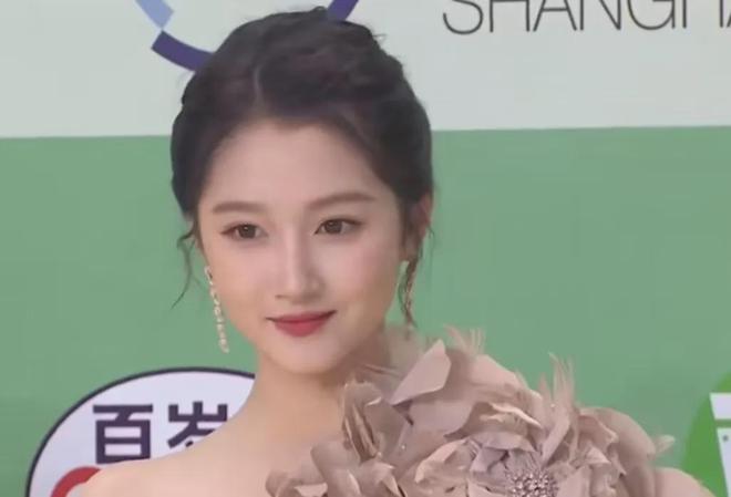 白玉兰奖红毯生图太精彩，无滤镜暴露明星真实状态，杨紫妆太浓了
