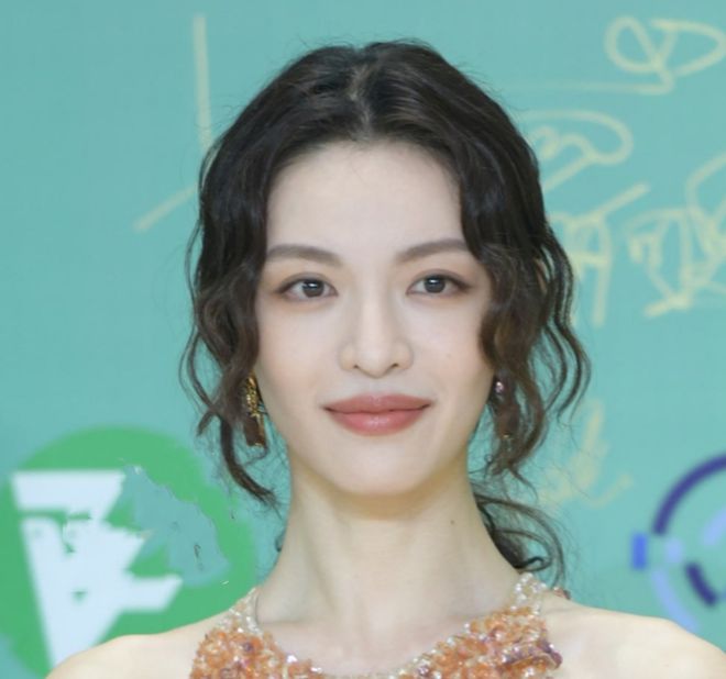 白玉兰奖红毯生图太精彩，无滤镜暴露明星真实状态，杨紫妆太浓了