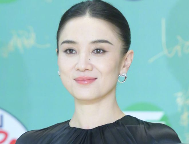 白玉兰奖红毯生图太精彩，无滤镜暴露明星真实状态，杨紫妆太浓了