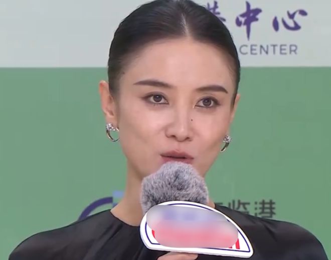 白玉兰奖红毯生图太精彩，无滤镜暴露明星真实状态，杨紫妆太浓了