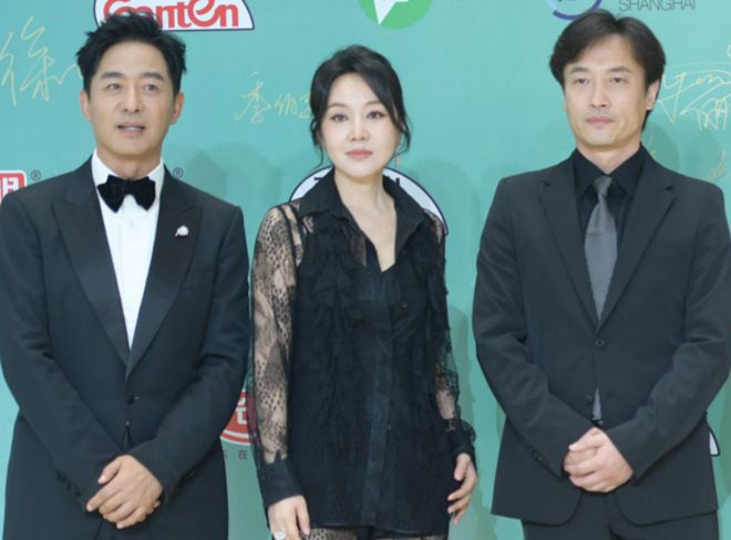 白玉兰奖红毯生图太精彩，无滤镜暴露明星真实状态，杨紫妆太浓了