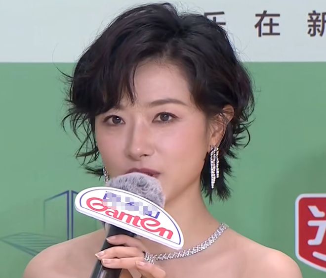 白玉兰奖红毯生图太精彩，无滤镜暴露明星真实状态，杨紫妆太浓了