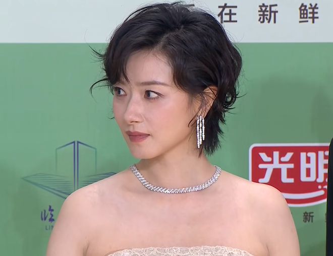 白玉兰奖红毯生图太精彩，无滤镜暴露明星真实状态，杨紫妆太浓了