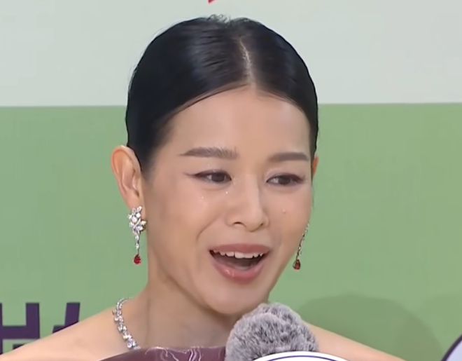 白玉兰奖红毯生图太精彩，无滤镜暴露明星真实状态，杨紫妆太浓了