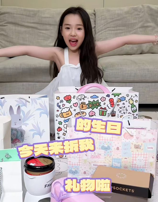 董璇女儿礼物开箱惹争议，表达太成熟，高云翔再婚后对待一胎敷衍