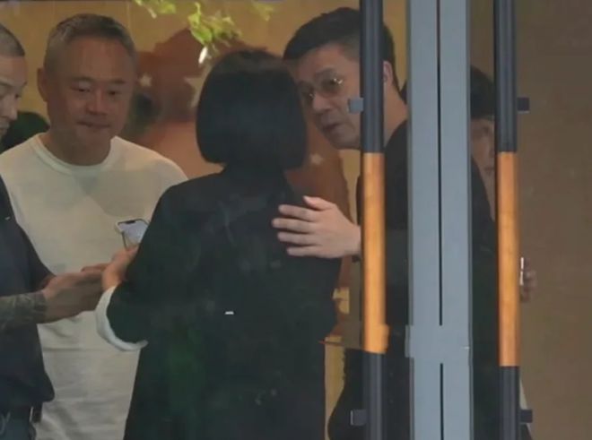网友分享跟小S合影，笑容灿烂举杯庆祝女儿画展，评论区直接翻车
