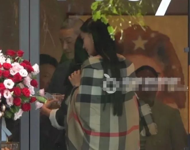 网友分享跟小S合影，笑容灿烂举杯庆祝女儿画展，评论区直接翻车