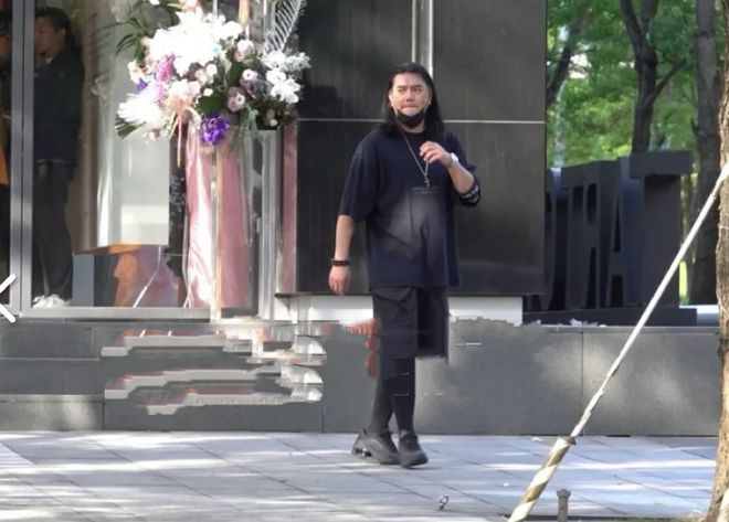 网友分享跟小S合影，笑容灿烂举杯庆祝女儿画展，评论区直接翻车