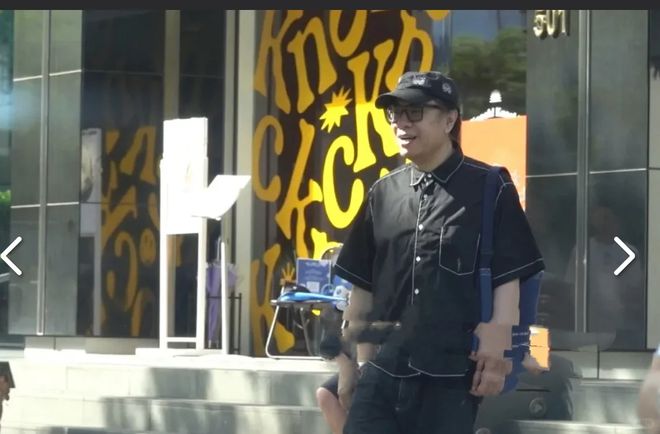 网友分享跟小S合影，笑容灿烂举杯庆祝女儿画展，评论区直接翻车