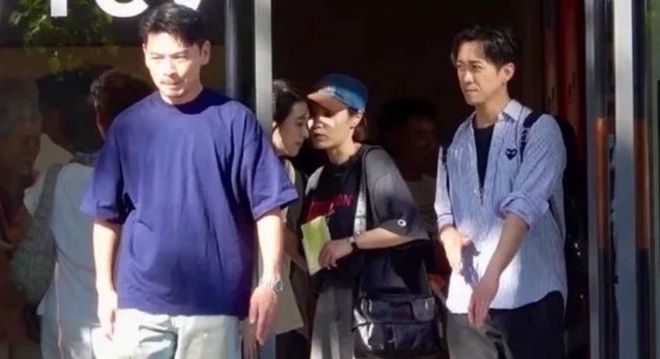 网友分享跟小S合影，笑容灿烂举杯庆祝女儿画展，评论区直接翻车